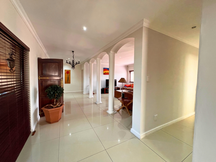 6 Bedroom Property for Sale in Middedorp Western Cape